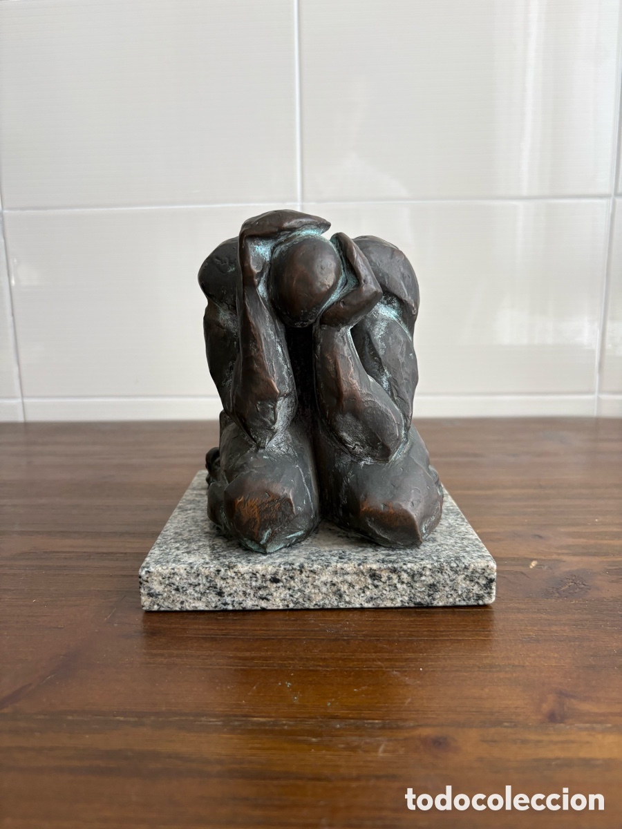 Arte: Escultura contempor&aacute;nea en bronce patinado sobre peana de granito