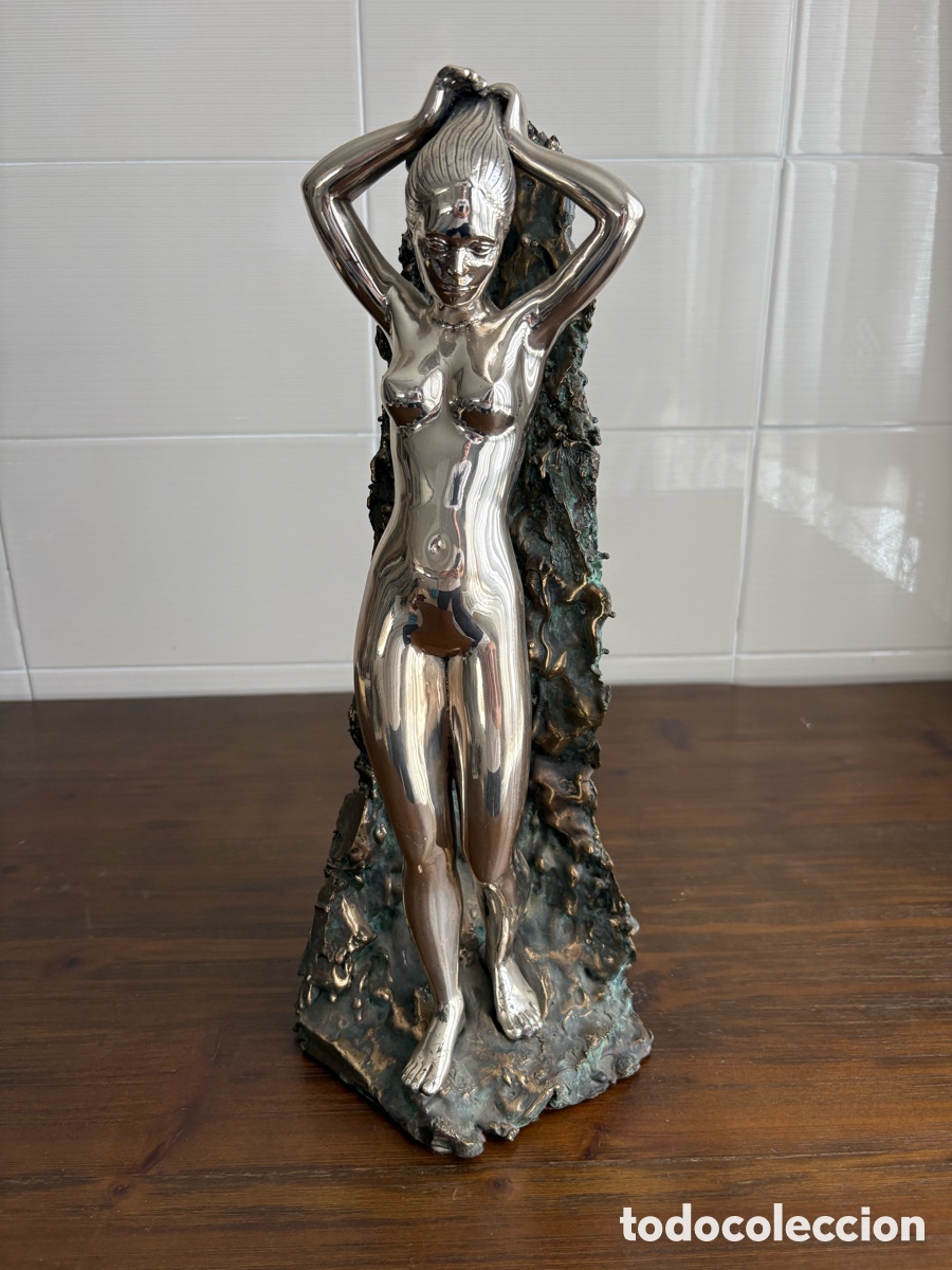 Arte: Escultura moderna de mujer desnuda en bronce patinado y metal cromado