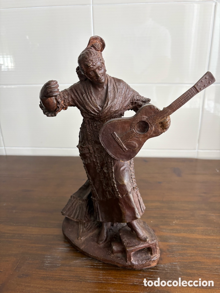 Arte: Escultura de bronce de bailaora flamenca con guitarra