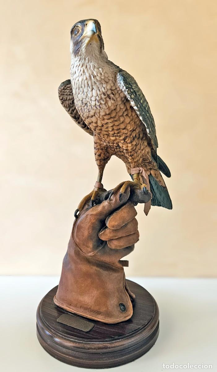 Arte: Escultura realista de resina policromada de Halc&oacute;n sobre guante de Casasola 703 /5000 piezas