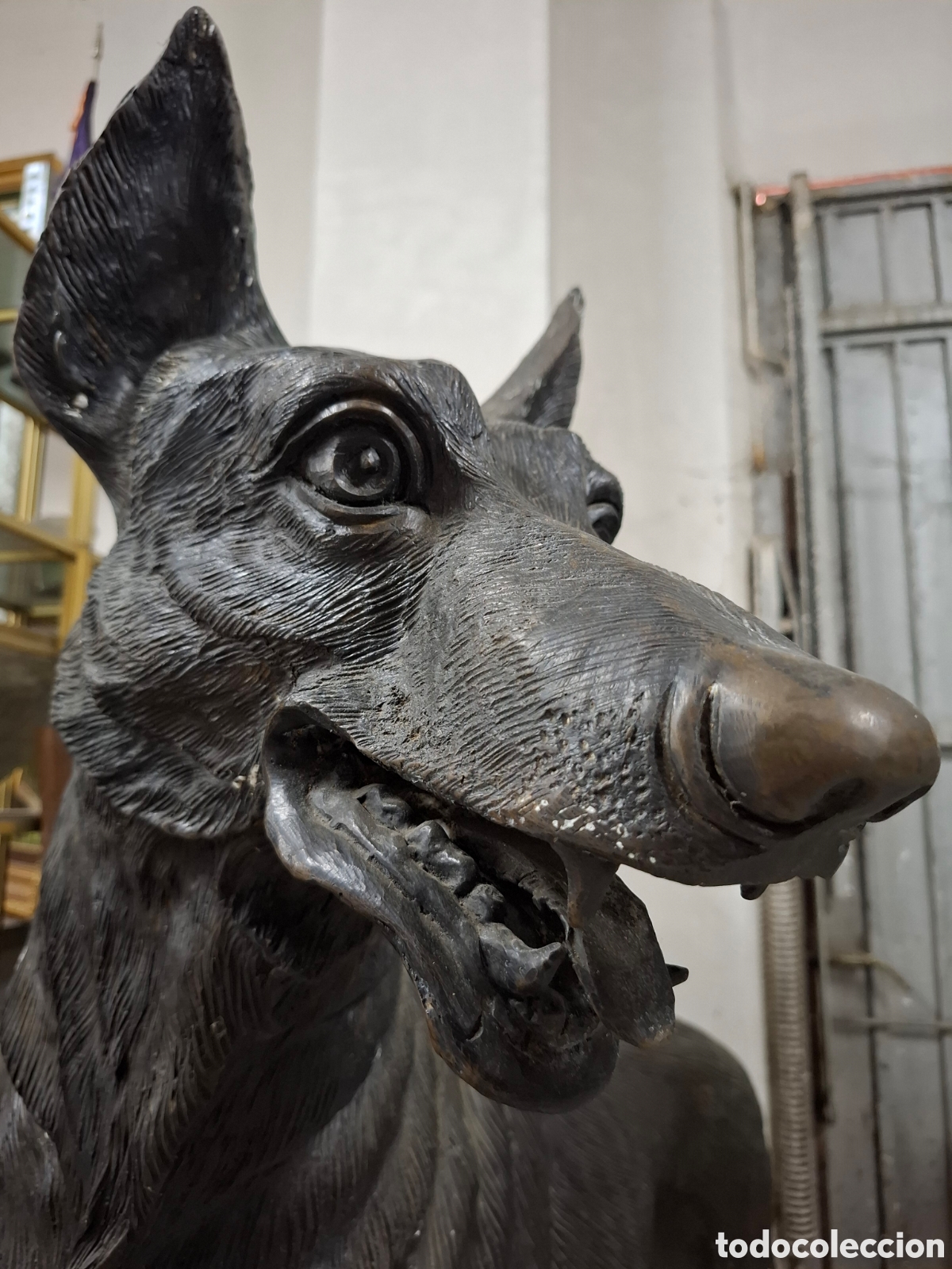 Arte: Pastor alem&aacute;n de bronce