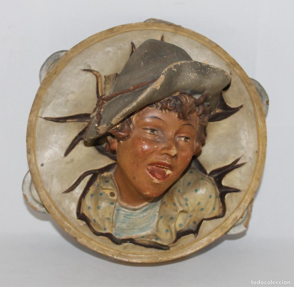Arte: Pandereta con figura de terracota policromada. La Roqueta, Mallorca. Ca. 1900