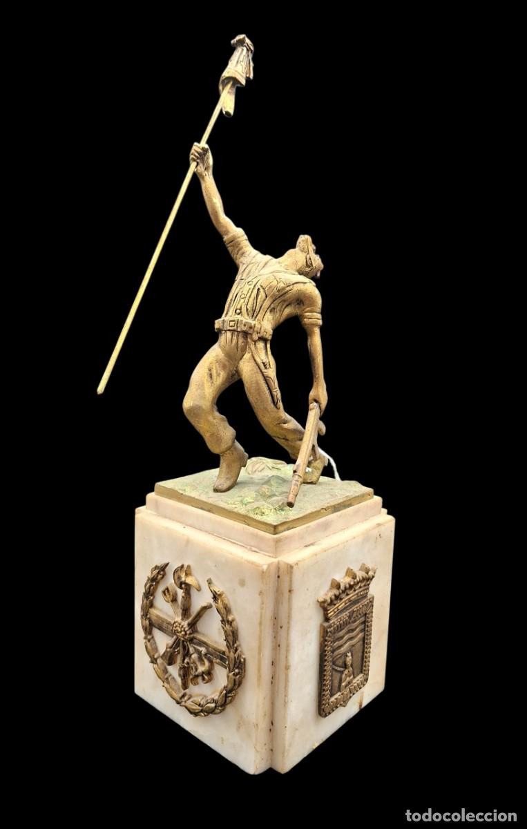 Arte: FIGURA ESCULTORICA DE UN LEGIONARIO EN BRONCE SOBRE PEANA DE MARMOL CON ESCUDOS.