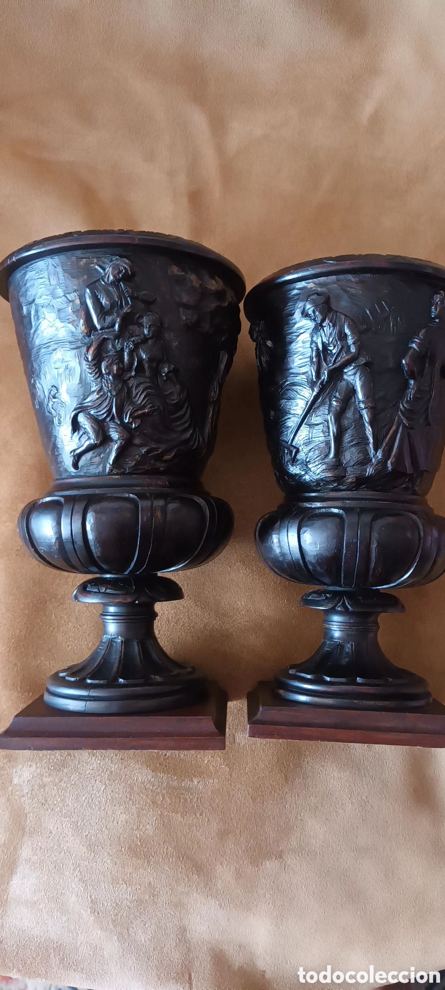 Arte: Dos copas talladas en madera y firmadas
