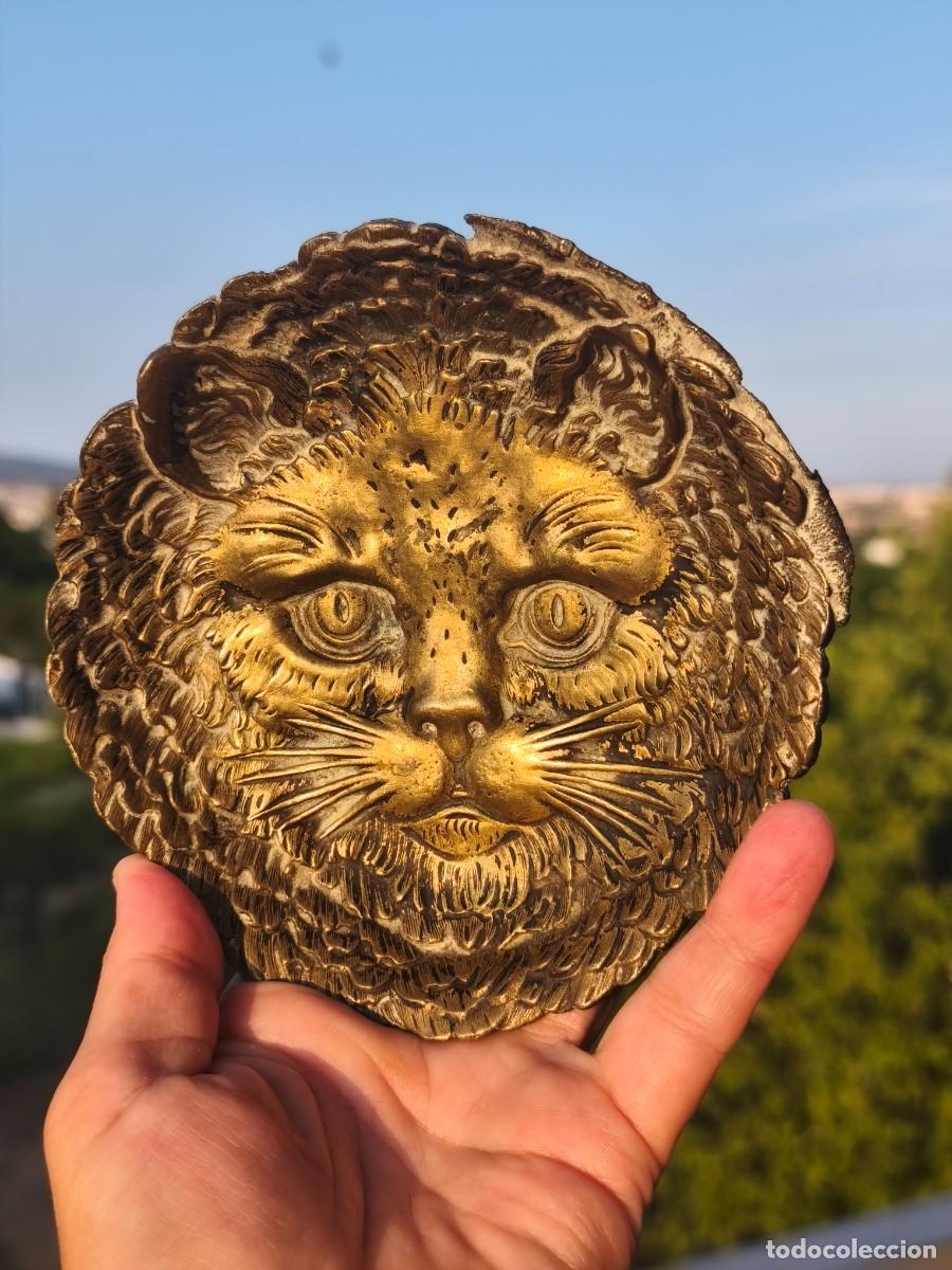 Art: Bandeja en bronce con cara de gato. Art Nouveau. Numerada.