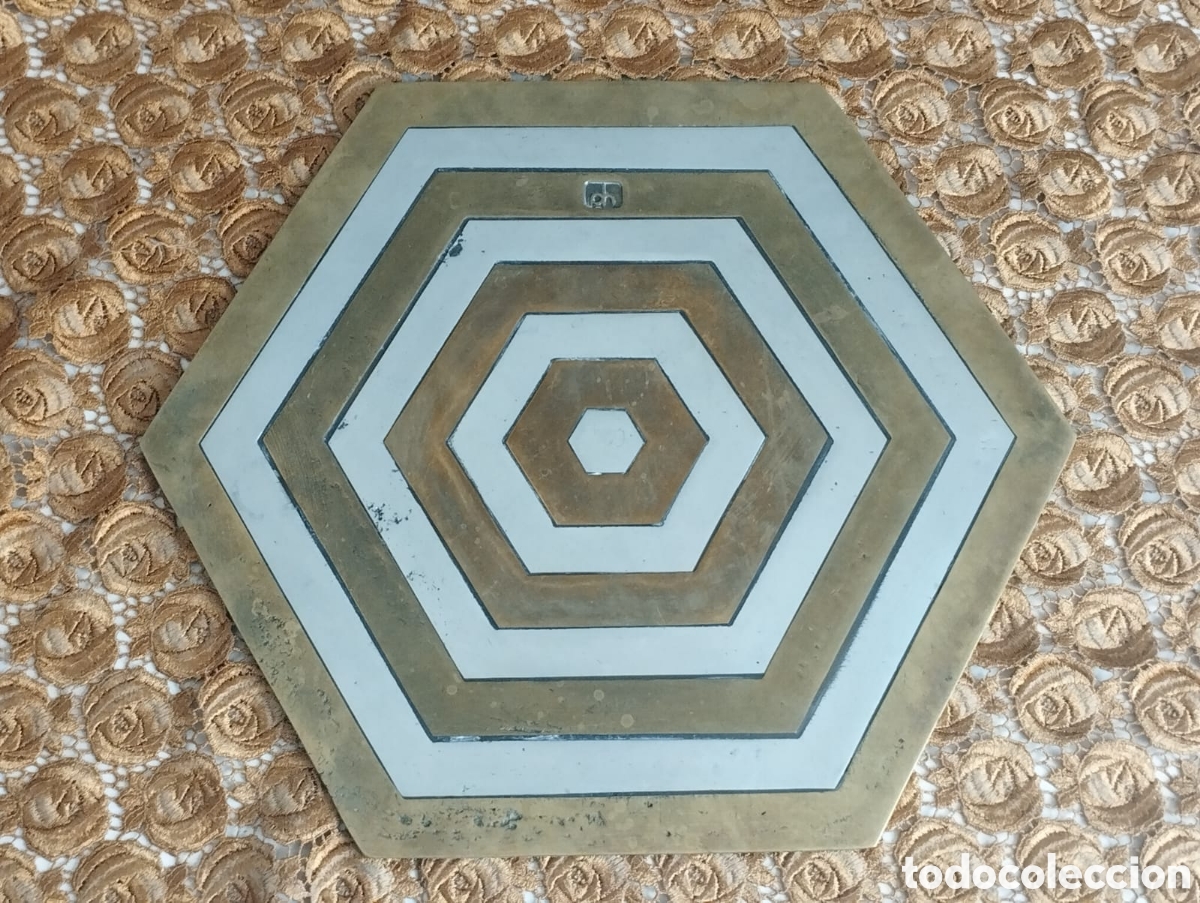 Art: Plato salvamantel Hexagonal brutalista de bronce y aluminio David Marshall.