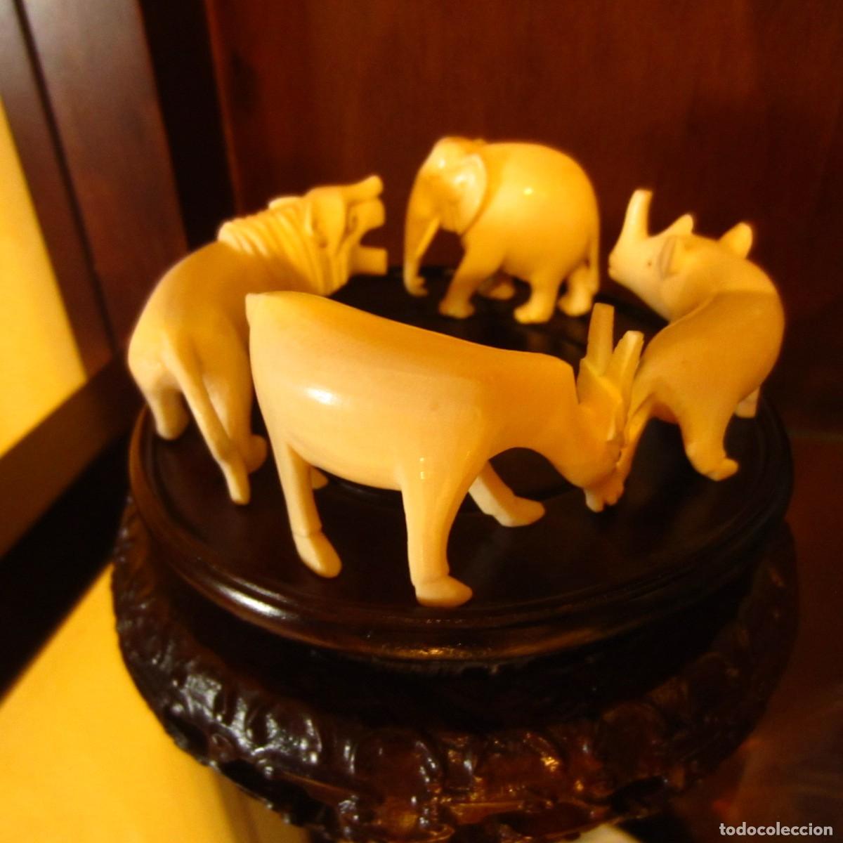 Arte: figuras de marfil con soporte de madera antig&uuml;edad