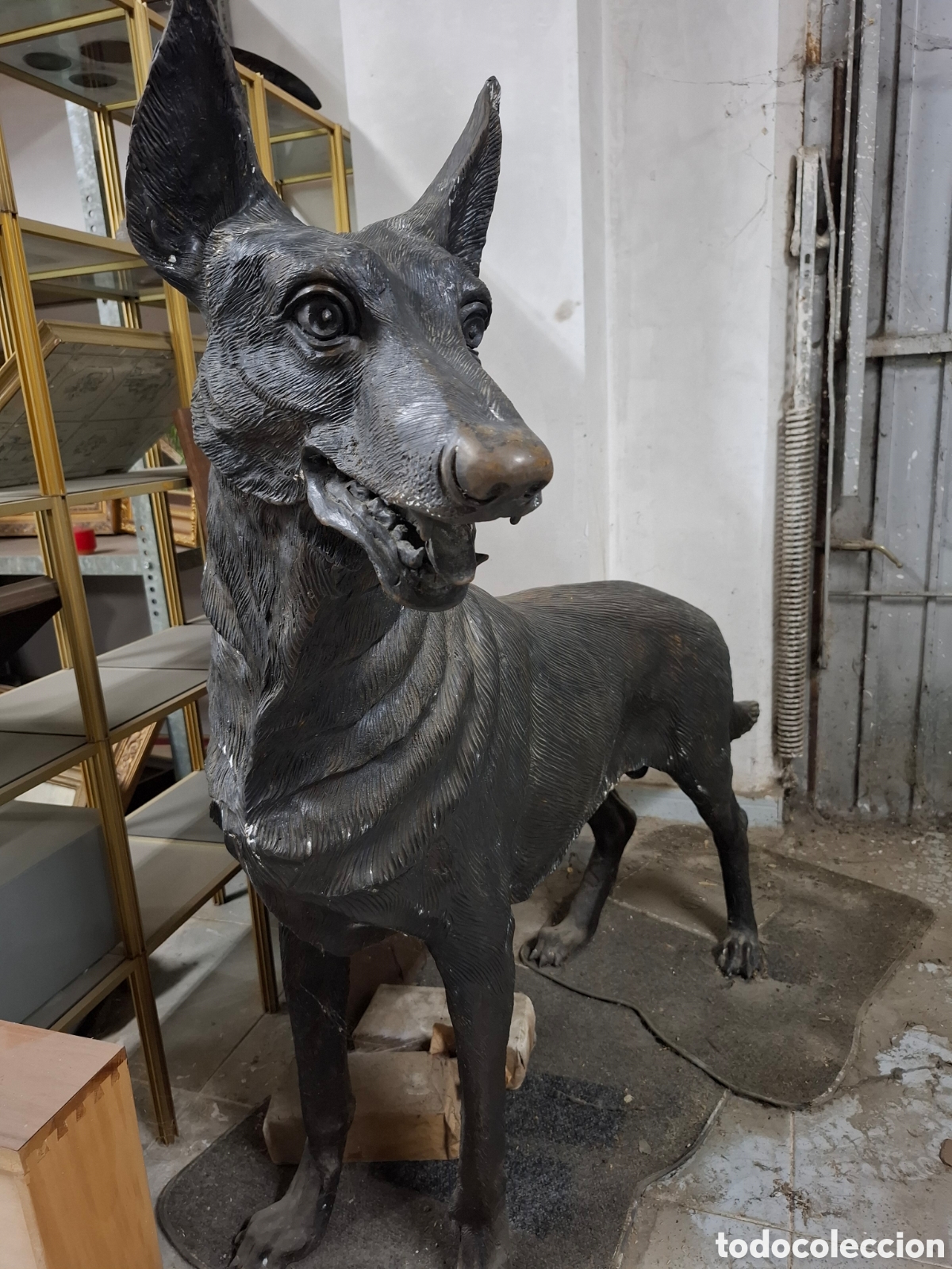 Arte: Imponente escultura de bronce de un perro de tipo Pastor