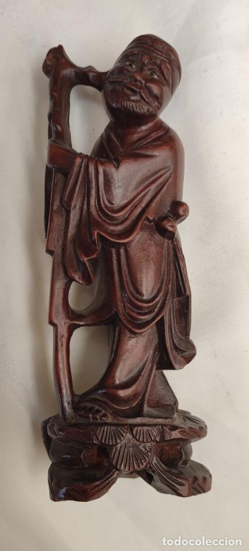 Arte: ANTIGUA TALLA DE MADERA ROJA A IDENTIFICAR, ANCIANO CHINO CON ALGO EN EL OIDO