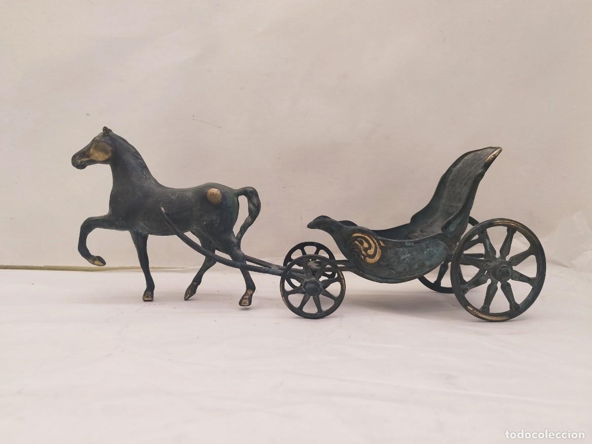 Arte: Figura en bronce. Caballo y calesa. 37x13.5cm