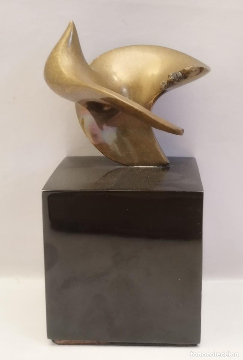Arte: Jose Luis Peque&ntilde;o. Escultura en bronce. Seriada a n&uacute;mero 75/75. 8x8x9cm