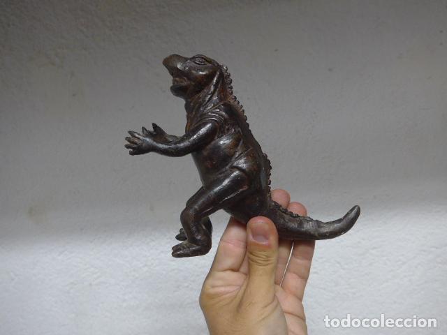 Arte: Antigua escultura o figura de un dinosaurio o lagarto, en bronce o parecido.