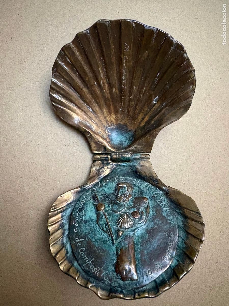Arte: Escultura de bronce. Concha con medall&oacute;n de Santiago por Yolanda de Augsburg.