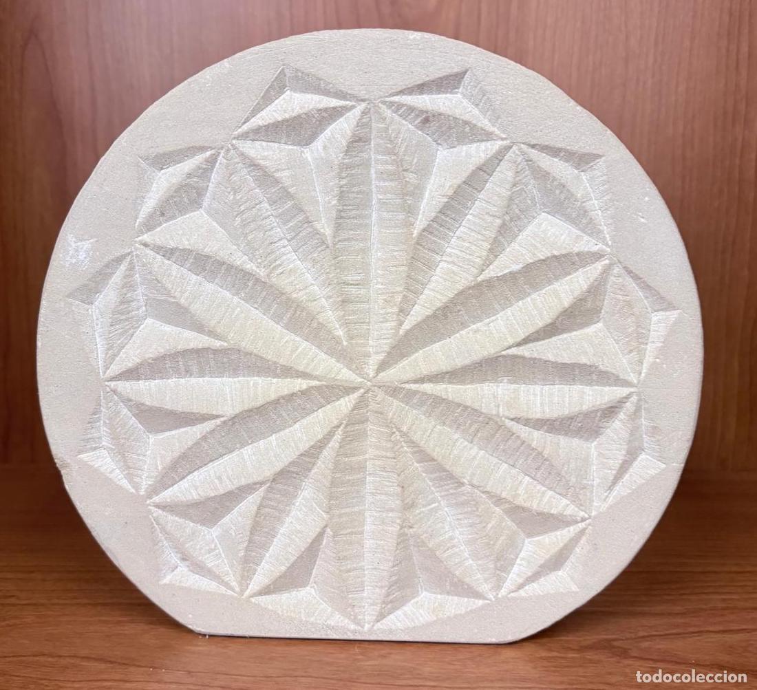 Arte: EJERCICIO DE TALLA DE CANTER&Iacute;A EN PIEDRA CON DECORACI&Oacute;N GEOM&Eacute;TRICA, SIGLO XX