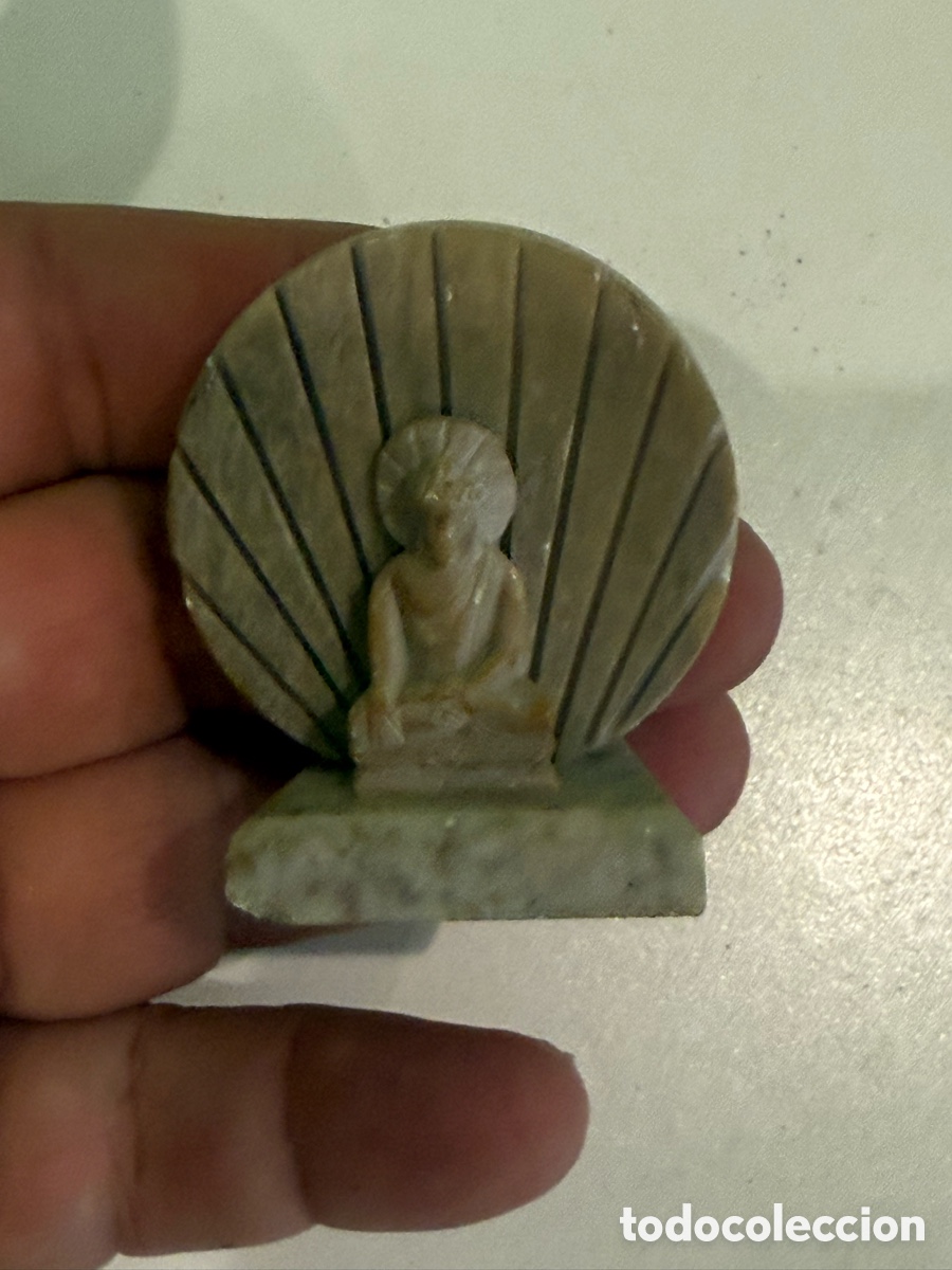 Arte: Peque&ntilde;a Escultura de Buda en M&aacute;rmol tallado con Concha Decorativa