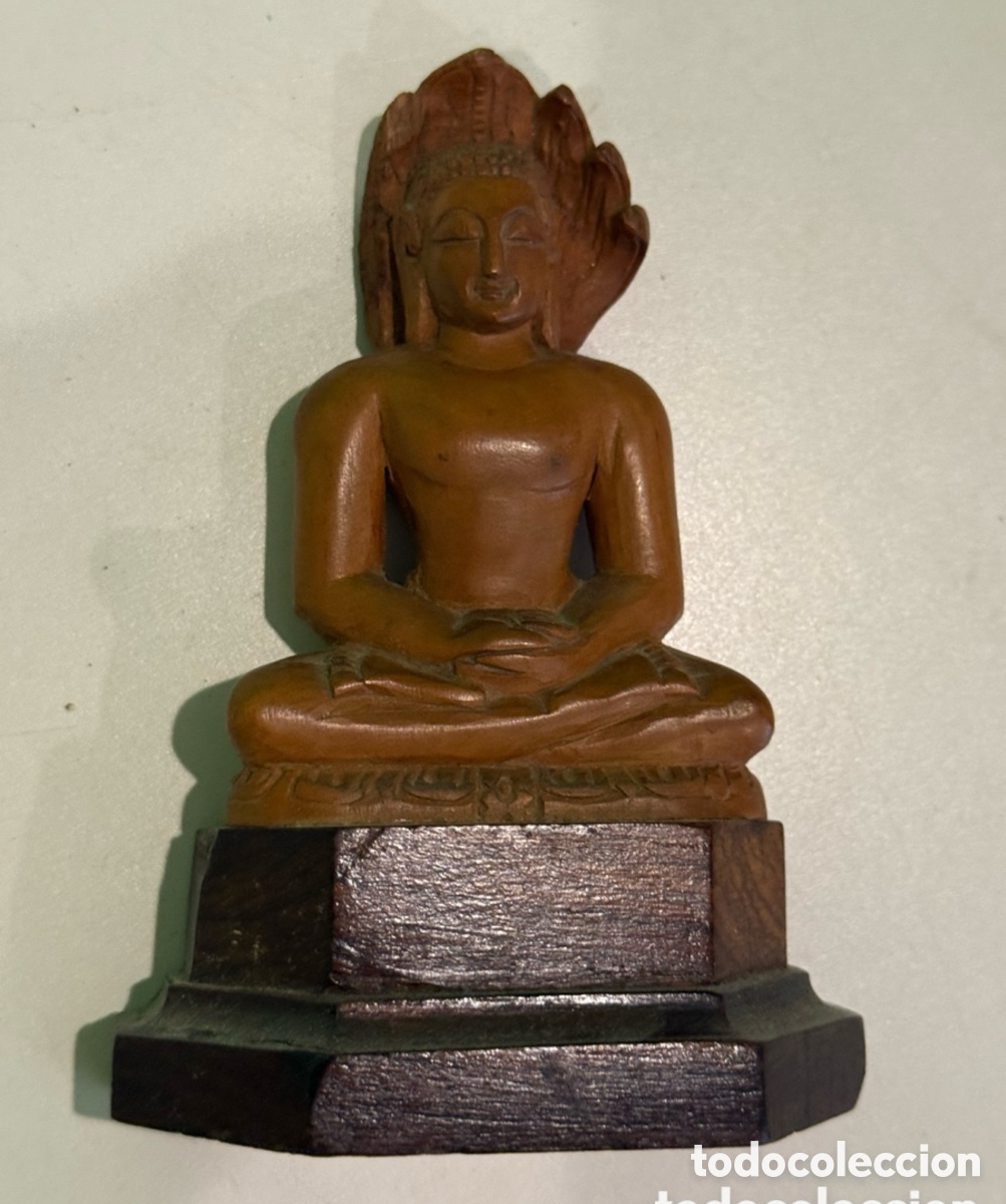 Arte: Escultura de Buda en madera tallada con peana original &ndash; 13 cm