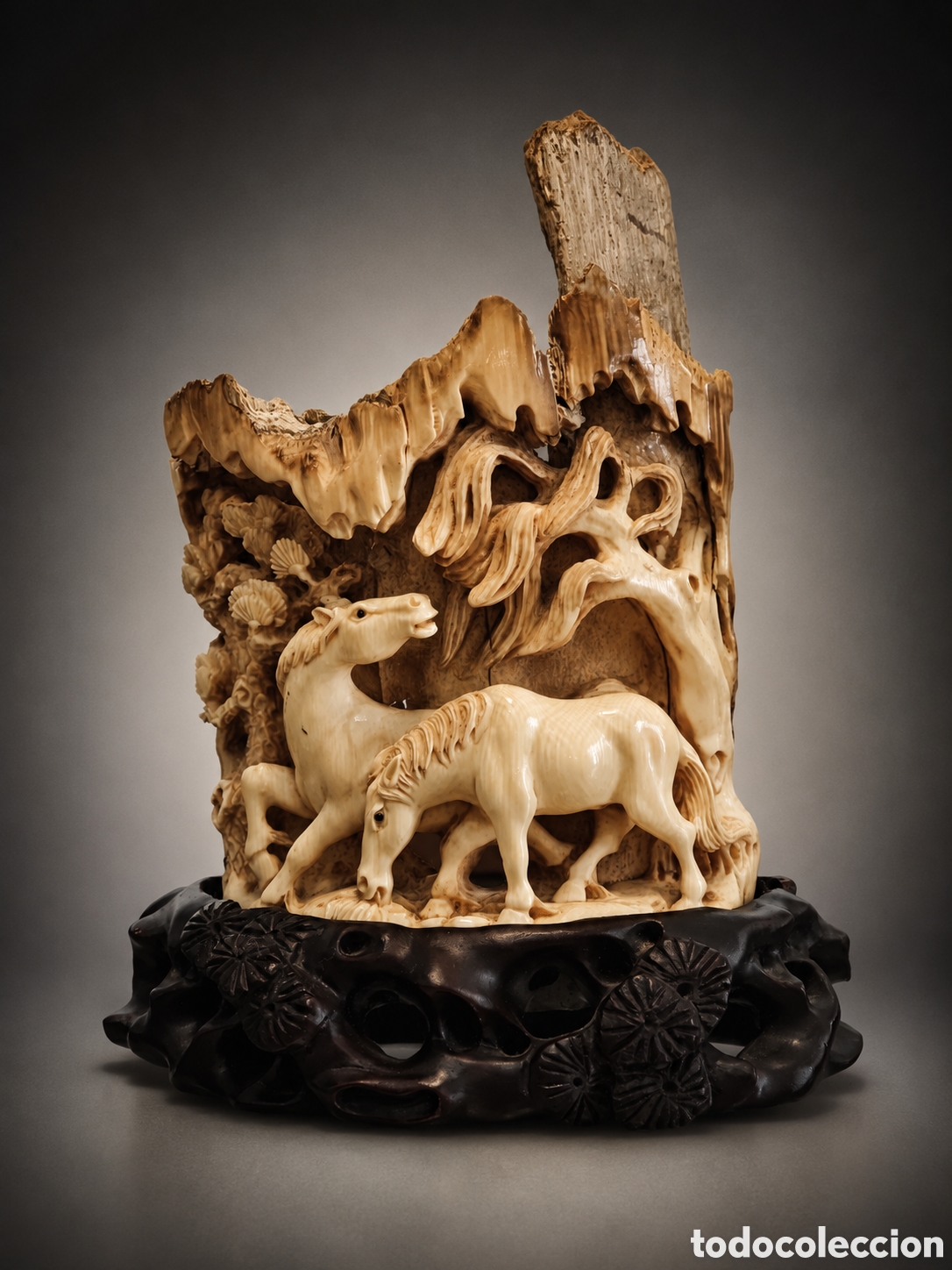 Arte: Excepcional Okimono Japon&eacute;s en Marfil de Mamut Tallado a Mano &ndash; Caballos Bajo &Aacute;rbol &ndash; Base de Madera