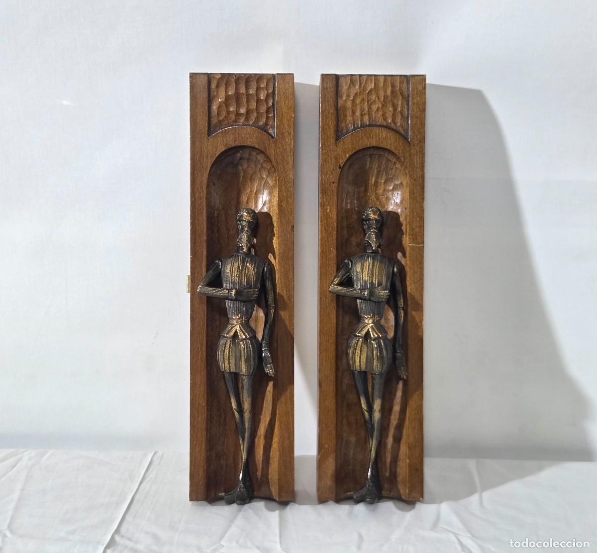 Arte: Pareja de molduras de madera tallada con figuras del Quijote en bronce macizo