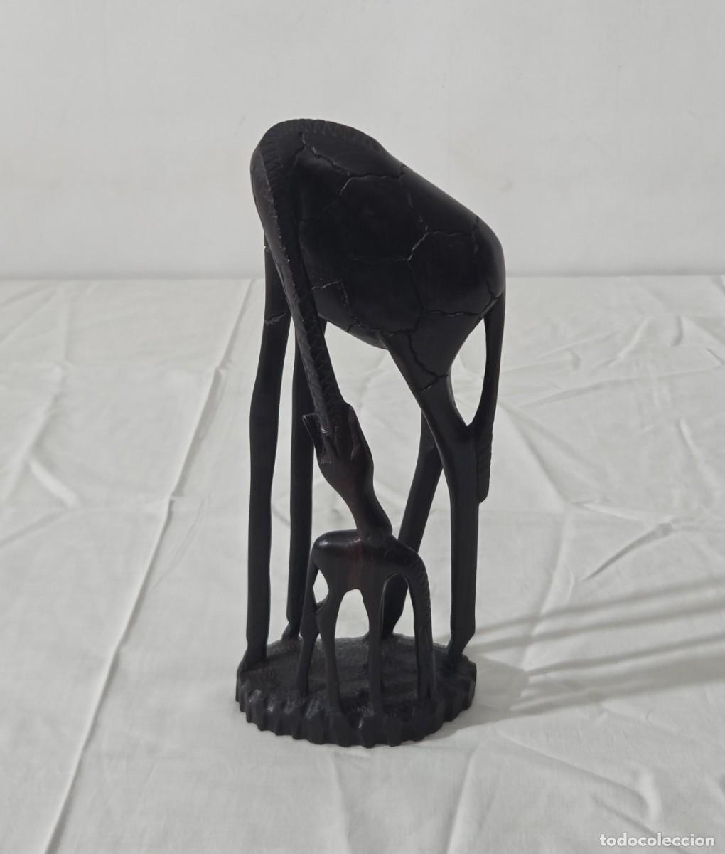 Arte: Figura de Jirafa tallada en madera noble, Africa