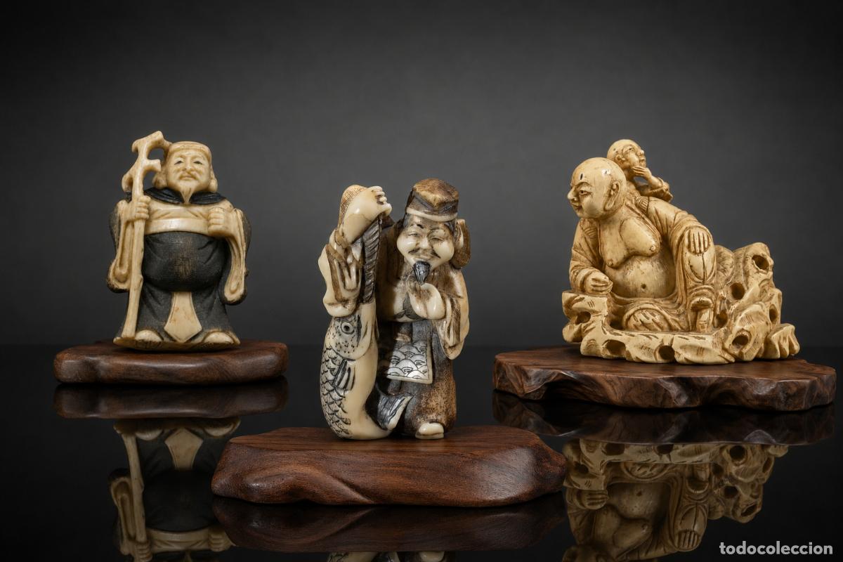 Arte: Lote de tres piezas de Marfil, 1 netsukes y 2 okimonos.Siglo XIX y principios XX.