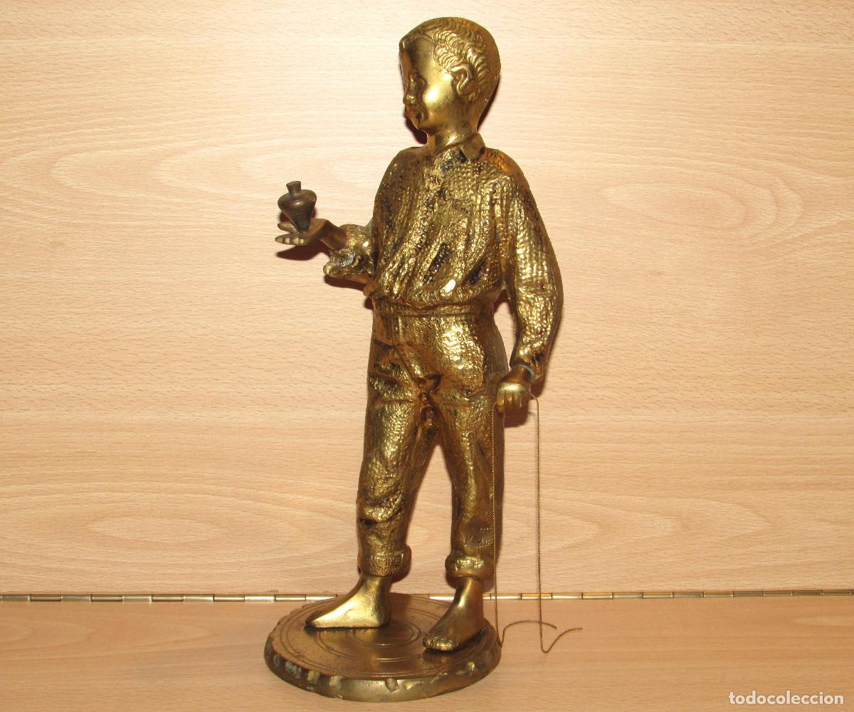Art: Antigua y pesada figura escultura bronce dorado ni&ntilde;o con peonza pe&oacute;n trompo 1846 gr