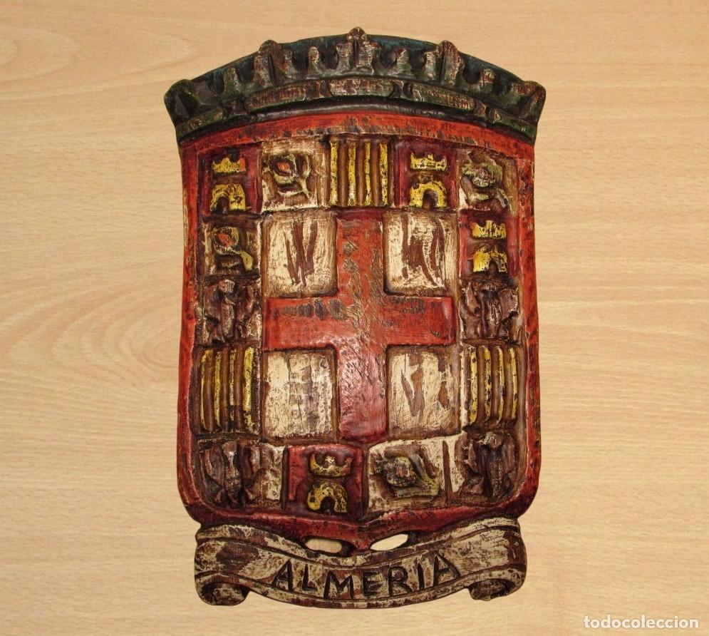 Arte: Escudo talla artesanal grande madera tallada policromada Almer&iacute;a Andaluc&iacute;a