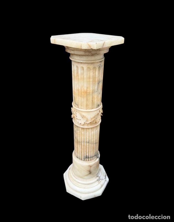 Arte: PEANA EN FORMA DE COLUMNA. ALABASTRO VETEADO. EUROPA. SIGLO XIX.