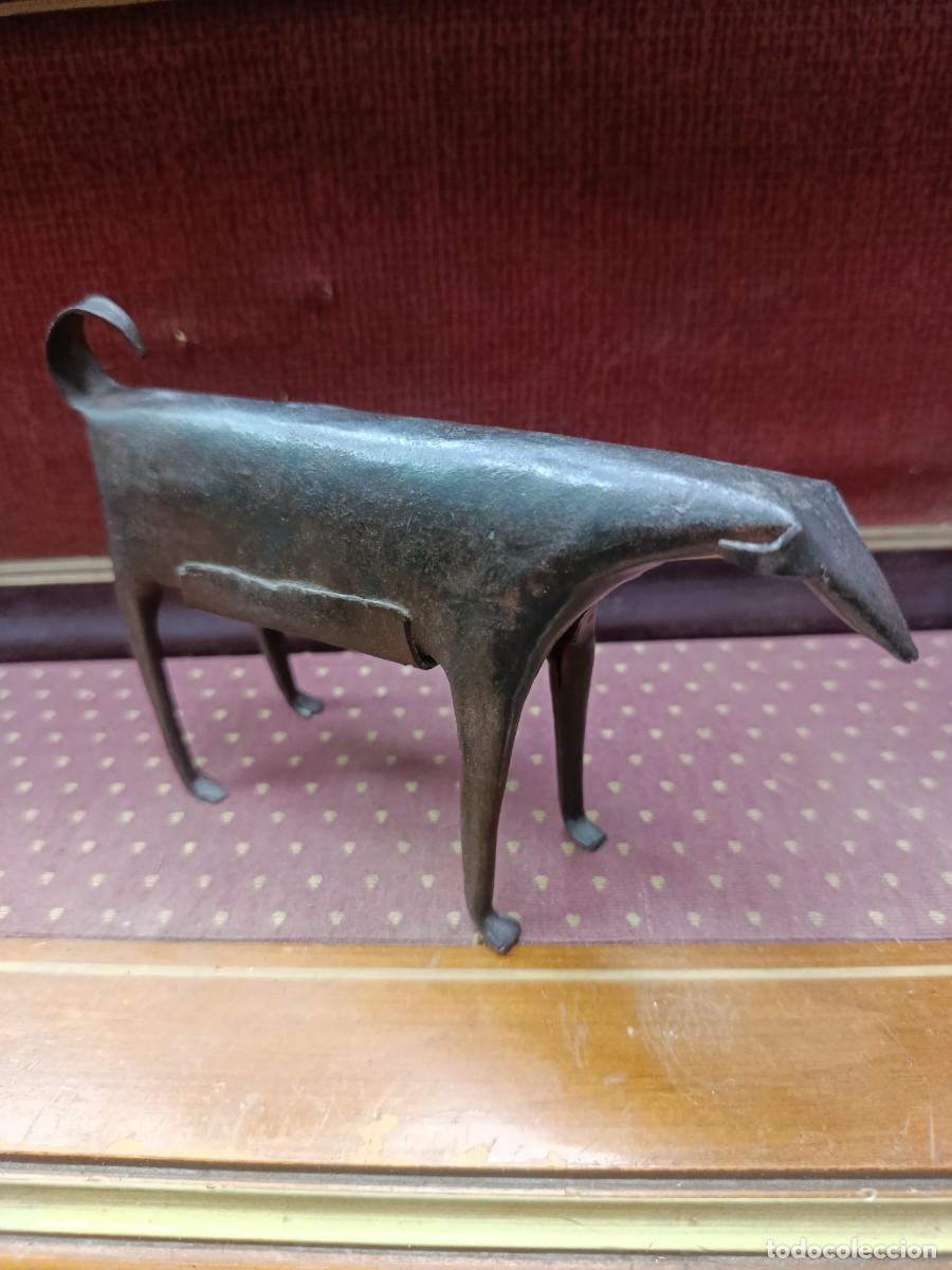 Arte: Escultura de hierro de animal