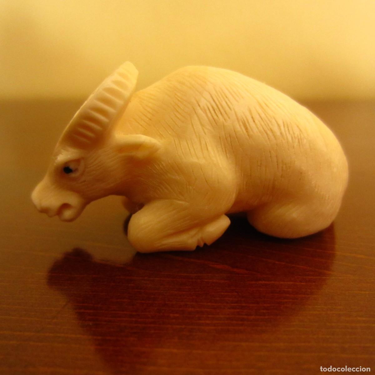 Arte: antigua figura b&uacute;falo tallado a mano en hueso