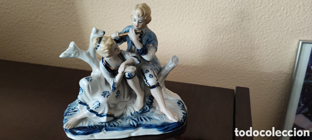 Kunst: Figura de porcelana de pareja rom&aacute;ntica con viol&iacute;n &ndash; Estilo cl&aacute;sico