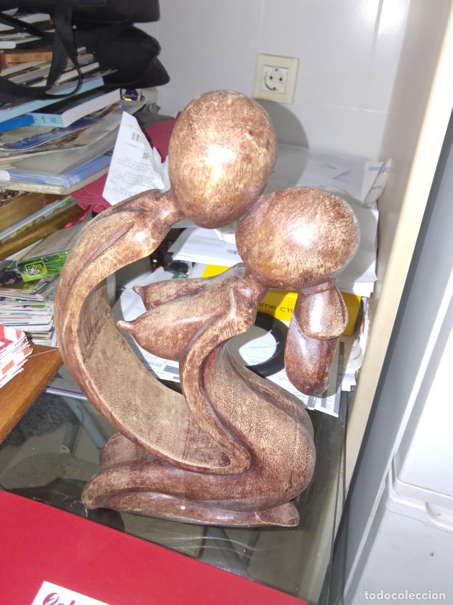 Arte: escultura abstracta de una pareja, un elemento decorativo tallado artesanalmente que simboliza amor