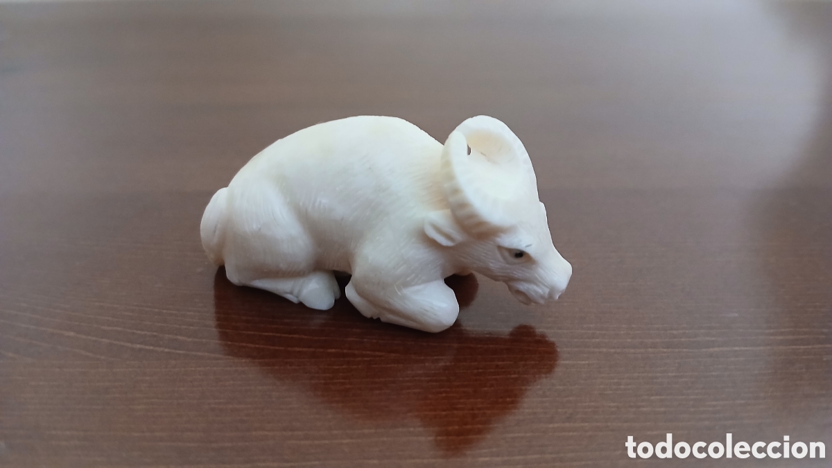Arte: antigua figura b&uacute;falo tallado a mano