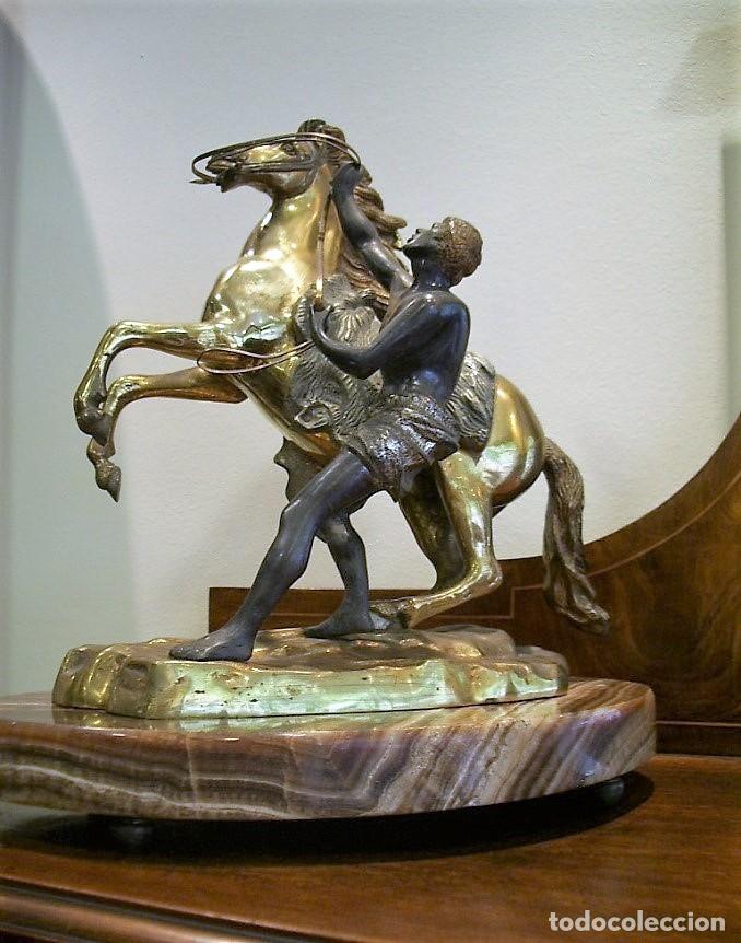 Arte: AURIGA Y FIGURA EN BRONCE CON CABALLO. BASE DE M&Aacute;RMOL. EN ESCRIBAN&Iacute;A