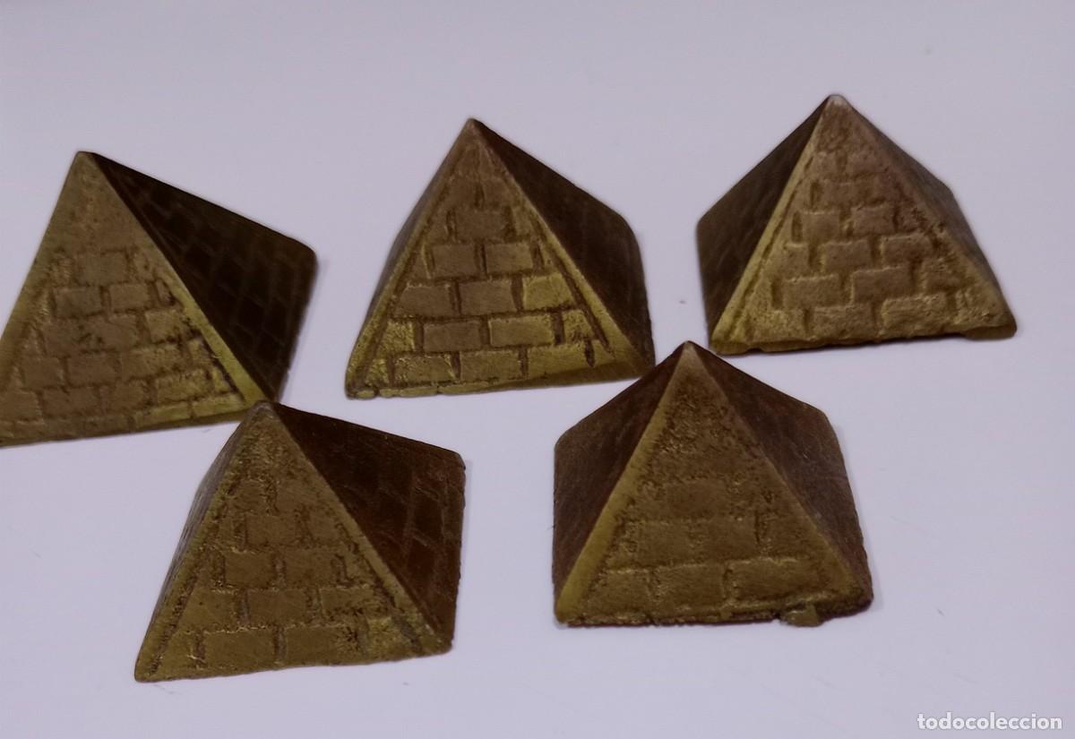 Arte: Juego de cinco piramides de bronce originales de Egipto