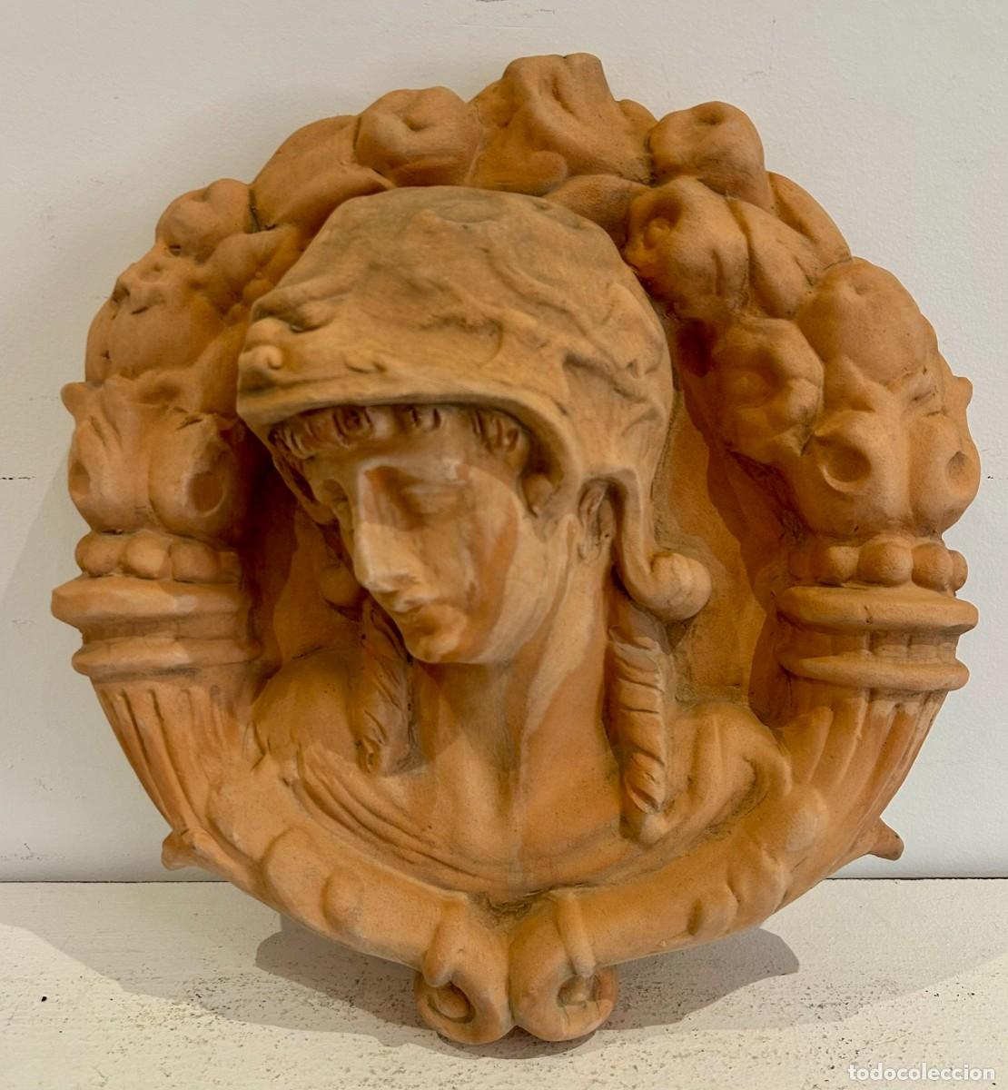 Arte: Tondo terracota Alejandro. A&ntilde;os 60