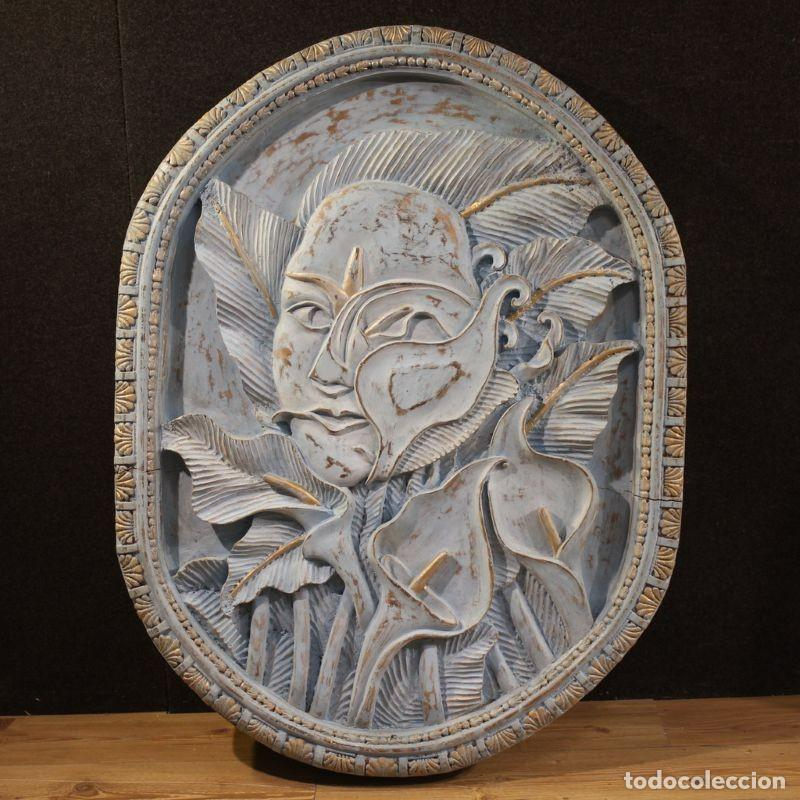 Arte: Escultura en bajorrelieve, rostro estilizado con flores, siglo XX.