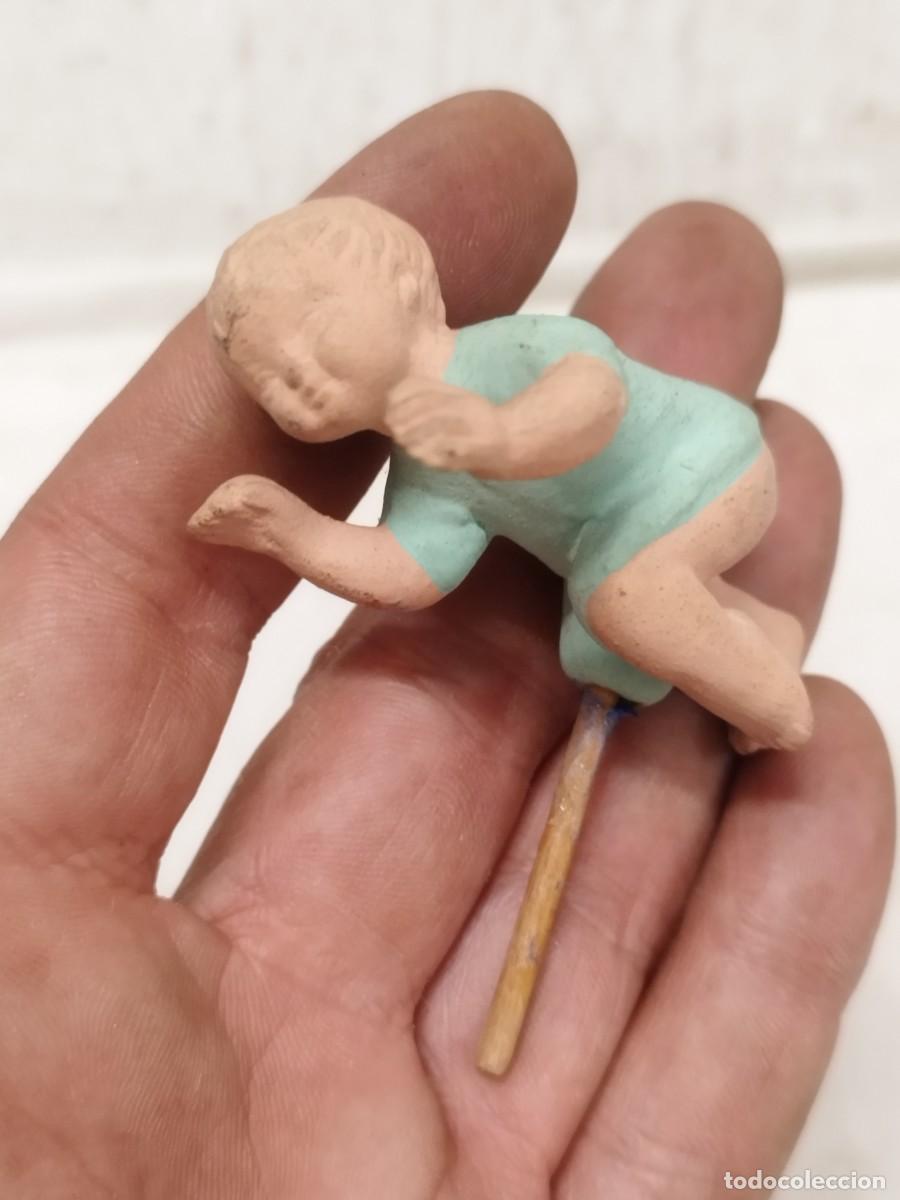 Arte: Figura, escultura de terracota, de un bebe gateando. Adorno, decoraci&oacute;n.