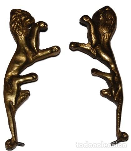 Arte: PAREJA DE FIGURAS LEONES DE BRONCE RAMPANTES MUY ESTILIZADOS
