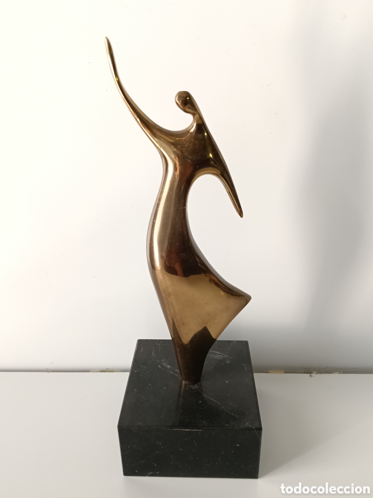 Arte: Figura de bronce estilo modernista.