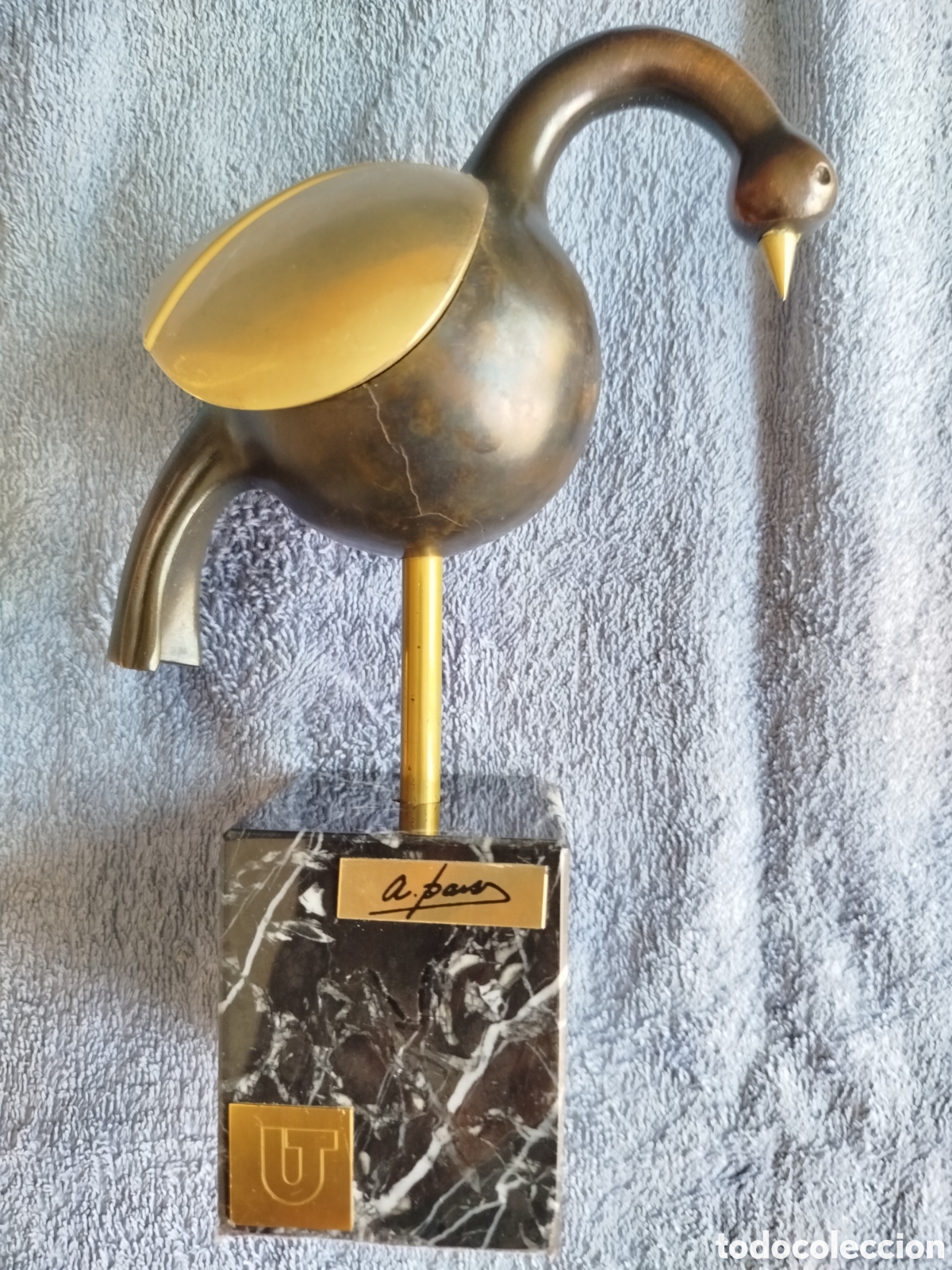 Arte: Escultura brutalista de ave en bronce sobre m&aacute;rmol, de A.Paor. Firmada.