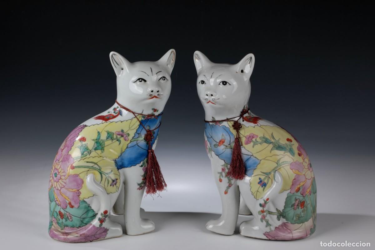 Arte: Pareja de gatos sentados, China, hacia 1900. Porcelana blanca
