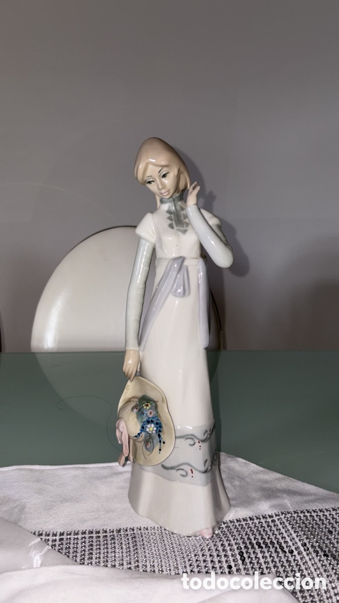 Art: Figura de porcelana de mujer joven con sombrero