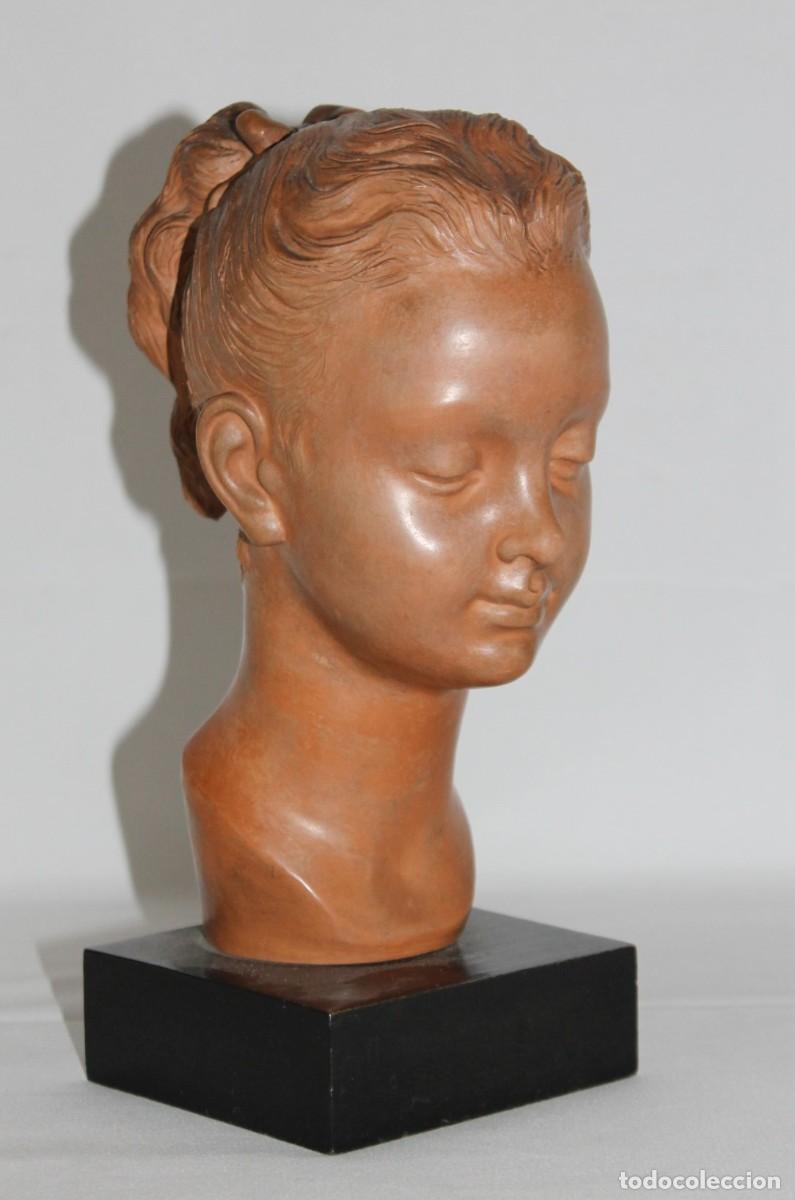 Arte: Busto femenino en terracota. Firmado Jullan. Mediados del siglo XX
