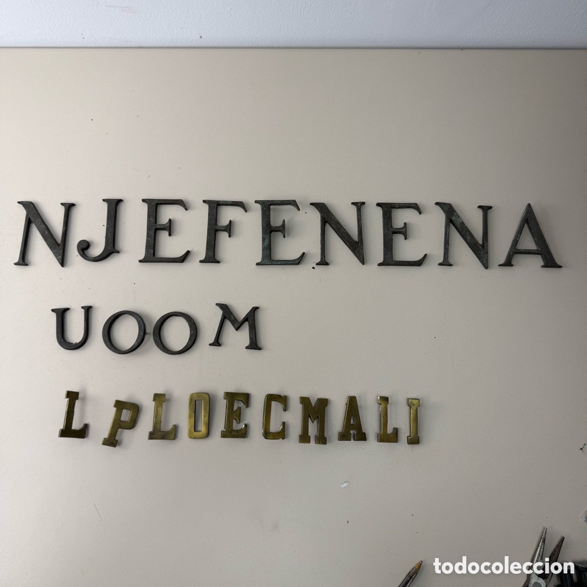 Arte: Lote 23 letras de lat&oacute;n o bronce con bonita p&aacute;tina. Diferentes tama&ntilde;os.