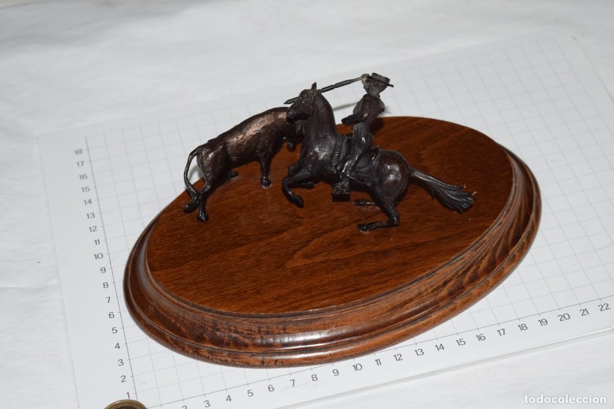 Arte: Suerte taurina, rejoneador/jinete entrando al toro - Figuras de bronce, sobre peana de madera &iexcl;Mira!