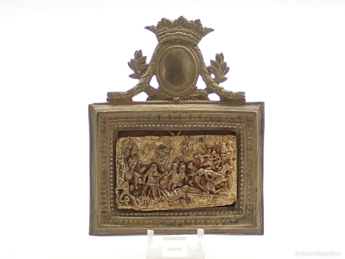 Arte: Placa con relieve de escena medieval en lat&oacute;n con marco neocl&aacute;sico en bronce