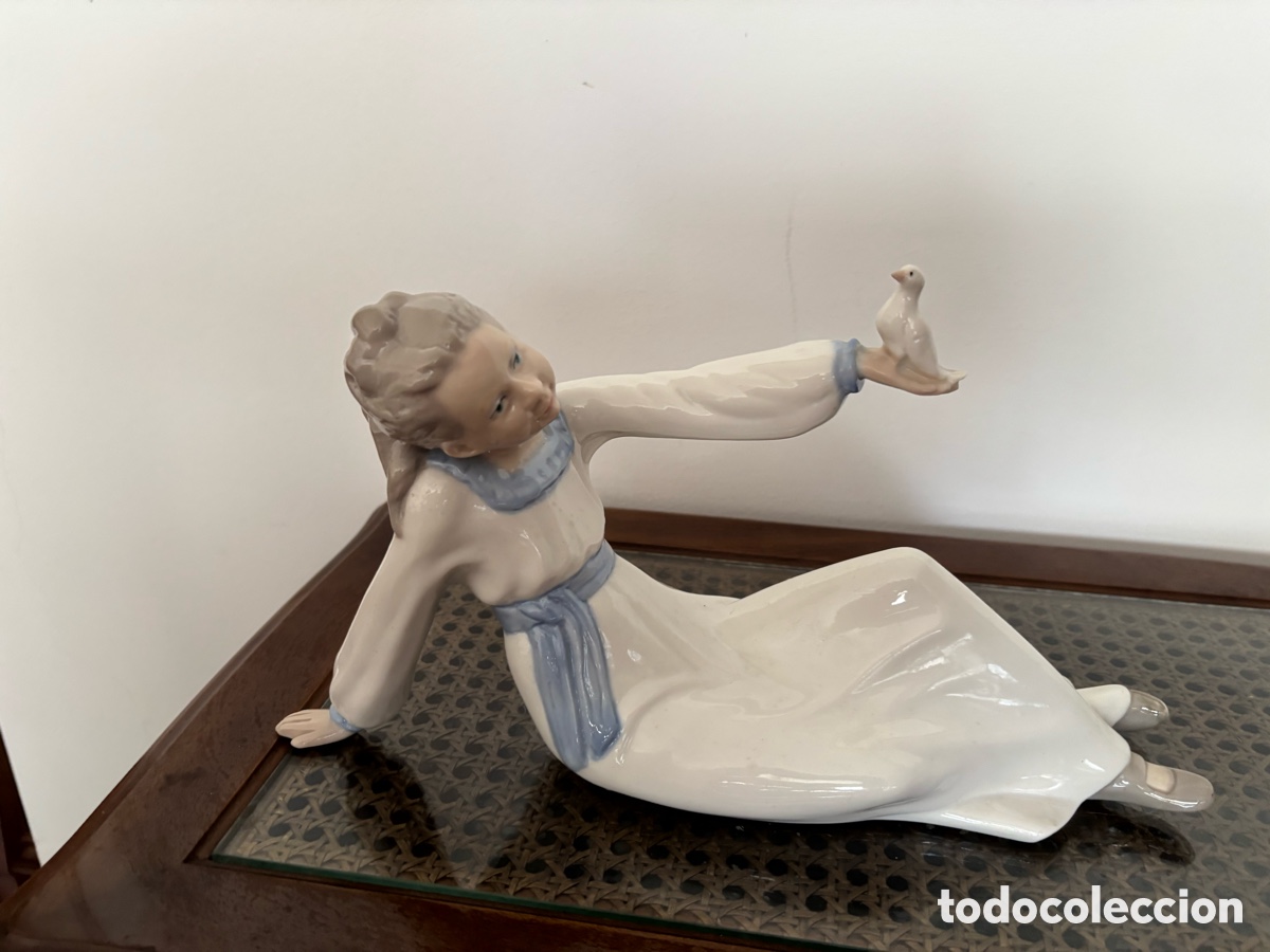 Arte: Figura de Lladr&oacute; ni&ntilde;a con paloma