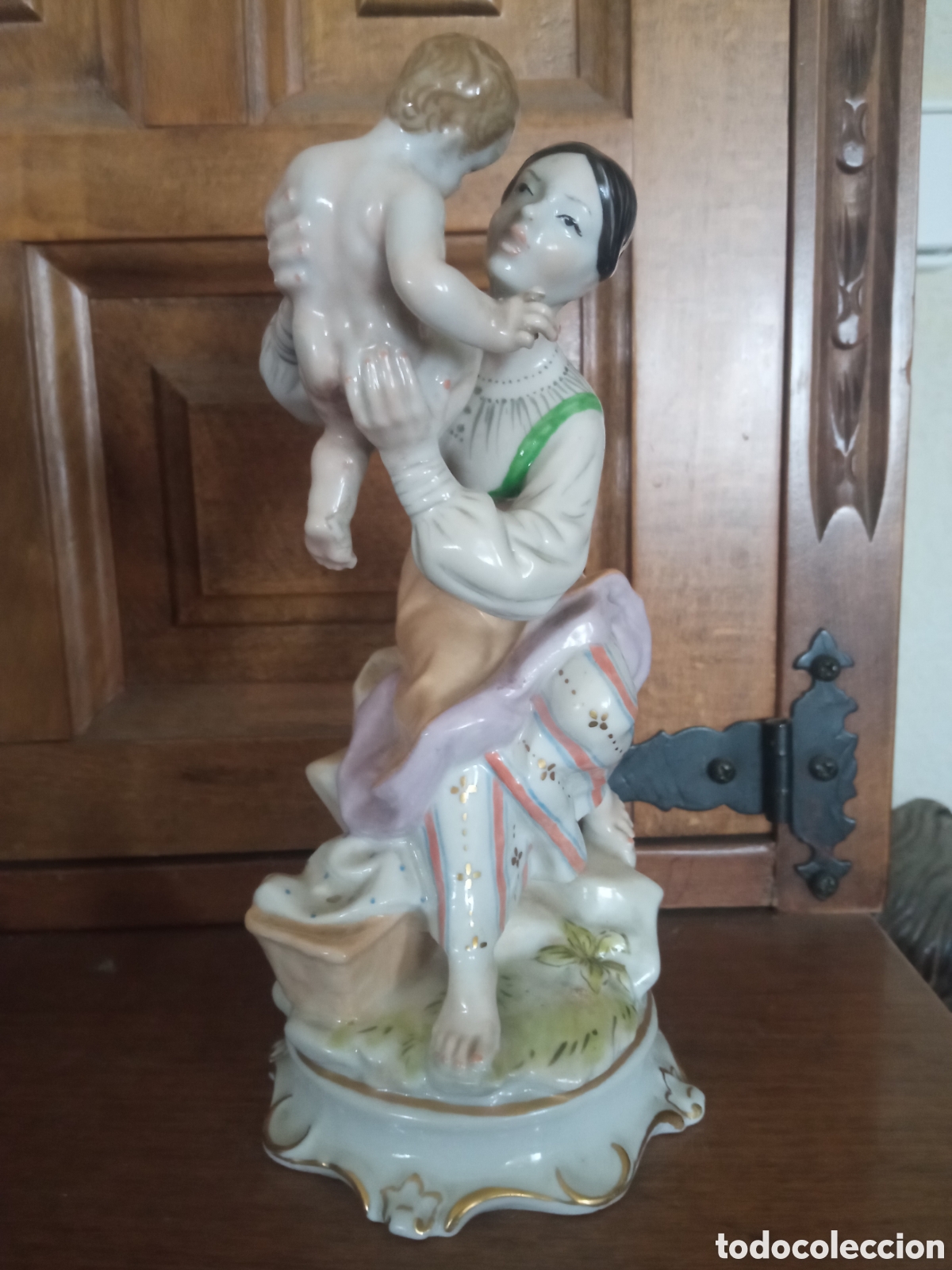 Arte: Maternidad, antigua figura de porcelana, sellada en la base, 19 cm de altura, peque&ntilde;o chip en un ded