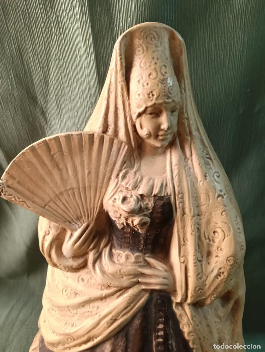 Arte: Antigua Escultura de Terracota - Sevillana con Mantilla y Abanico - Firma A.B. (Autor Antonio Peyr&oacute;)