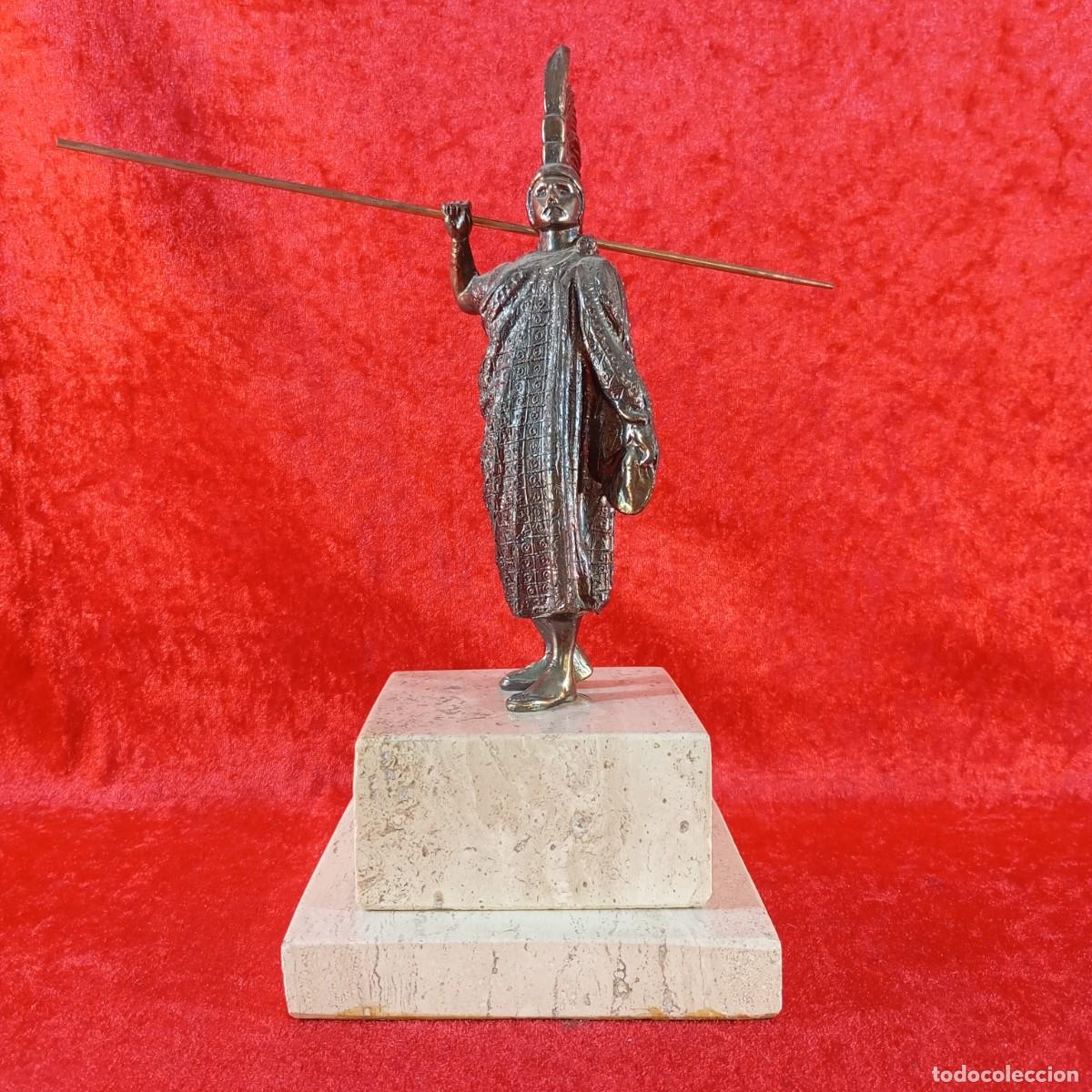 Arte: ESTATUA DE CUAUHT&Eacute;MOC - DE BRONCE O SIMILAR SOBRE BASE DE M&Aacute;RMOL - 27 X 13 X 13 CM / 2220